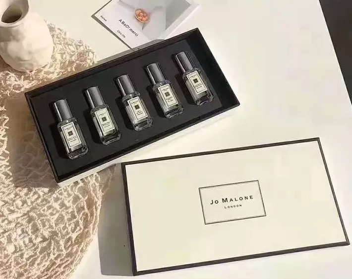 巴黎世家香水 巴黎世家从不坑穷人!8千2塑料袋卖断货,设计师到底在想什么?