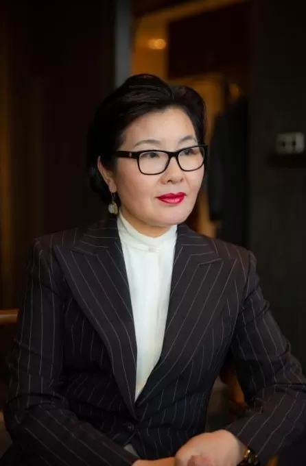 一嘉女装官方旗舰店 东西问丨周锦:传统服饰再掀热潮,东西方如何互鉴?