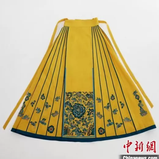 一嘉女装官方旗舰店 东西问丨周锦:传统服饰再掀热潮,东西方如何互鉴?
