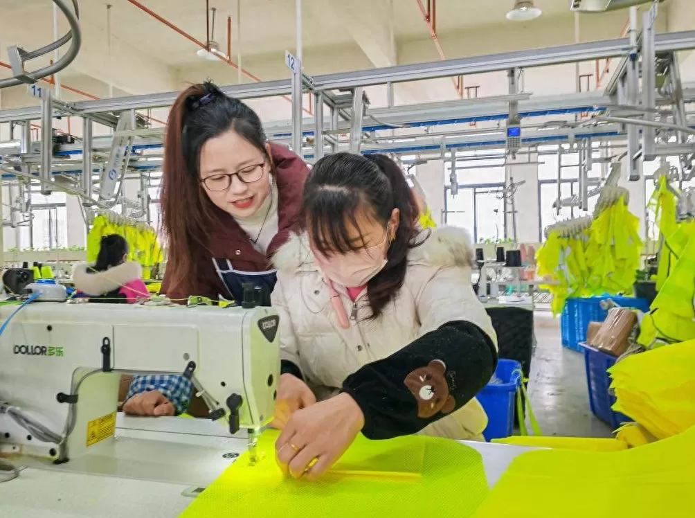 一嘉女装官方旗舰店 东西问丨周锦:传统服饰再掀热潮,东西方如何互鉴?