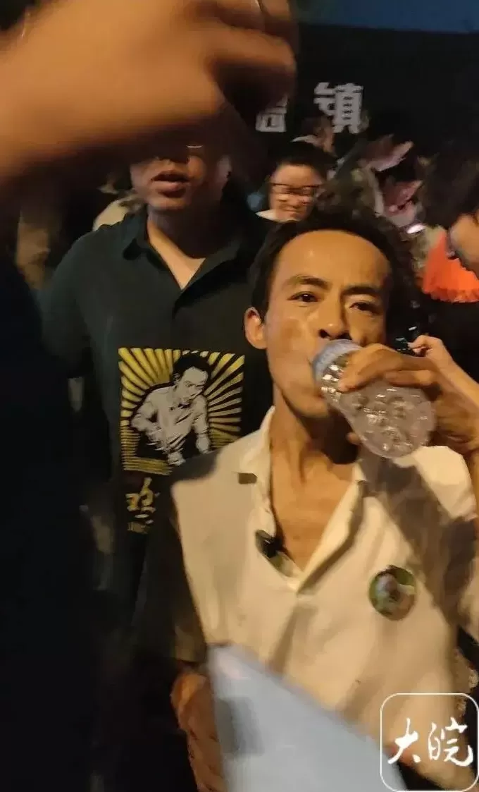 阜阳市好人家香肠调料代理 “鸡排哥”联手亲属摆出了5个摊位,隔壁阜阳摊主利润翻两番!