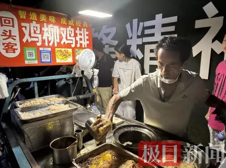 阜阳市好人家香肠调料代理 “鸡排哥”联手亲属摆出了5个摊位,隔壁阜阳摊主利润翻两番!
