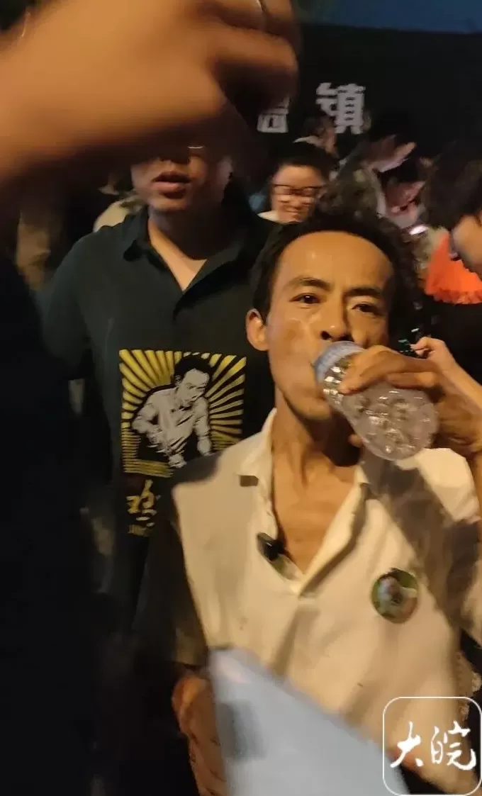 阜阳市好人家香肠调料代理 “鸡排哥”联手亲属摆出了5个摊位,隔壁阜阳摊主利润翻两番!