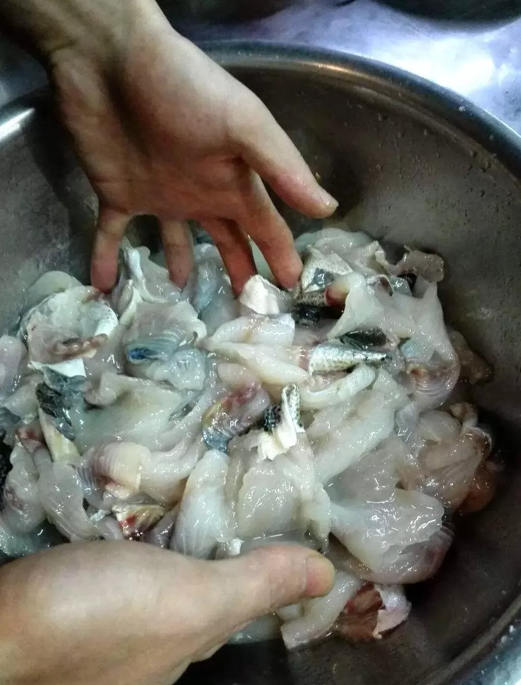 酸菜鱼好评50字 酸菜鱼:酸爽开胃,和饭店做的一样好吃