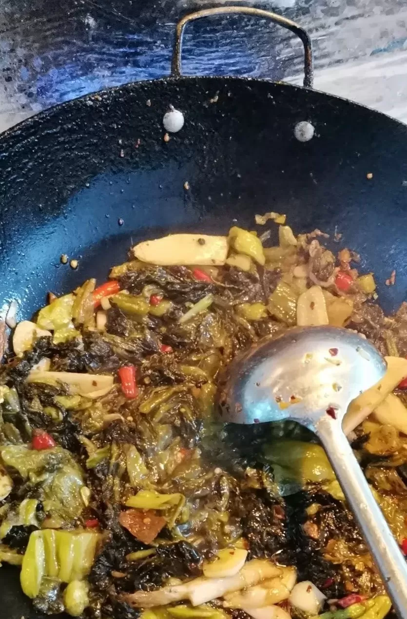 酸菜鱼好评50字 酸菜鱼:酸爽开胃,和饭店做的一样好吃