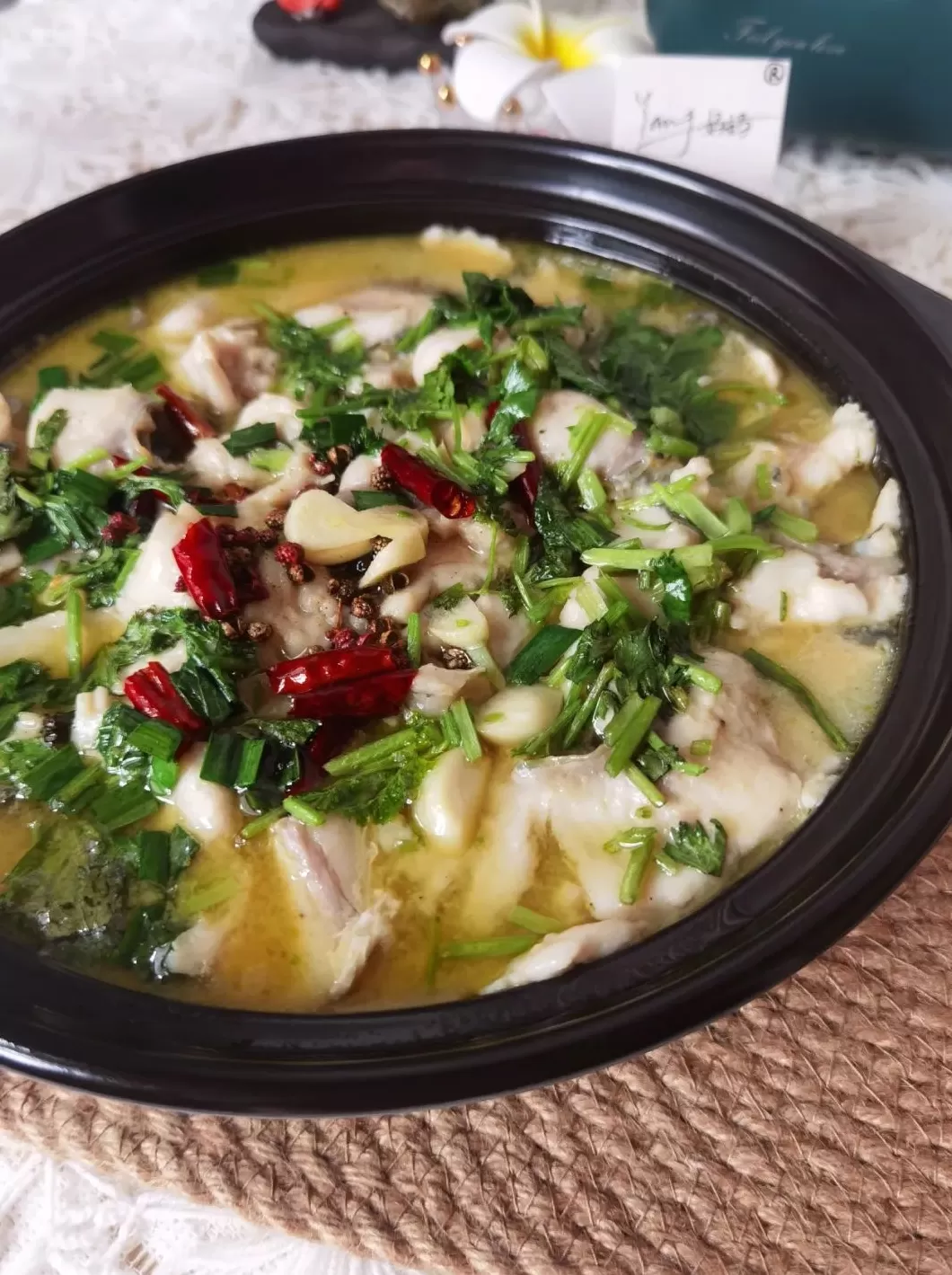酸菜鱼好评50字 酸菜鱼:酸爽开胃,和饭店做的一样好吃