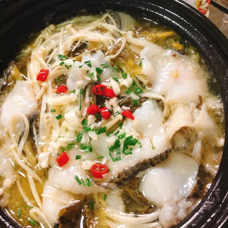 酸菜鱼好评50字 酸菜鱼:酸爽开胃,和饭店做的一样好吃