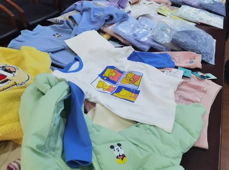 迪士尼童装同款什么意思 20块钱能买到迪士尼童装?从授权证到吊牌,水洗标…都是假的