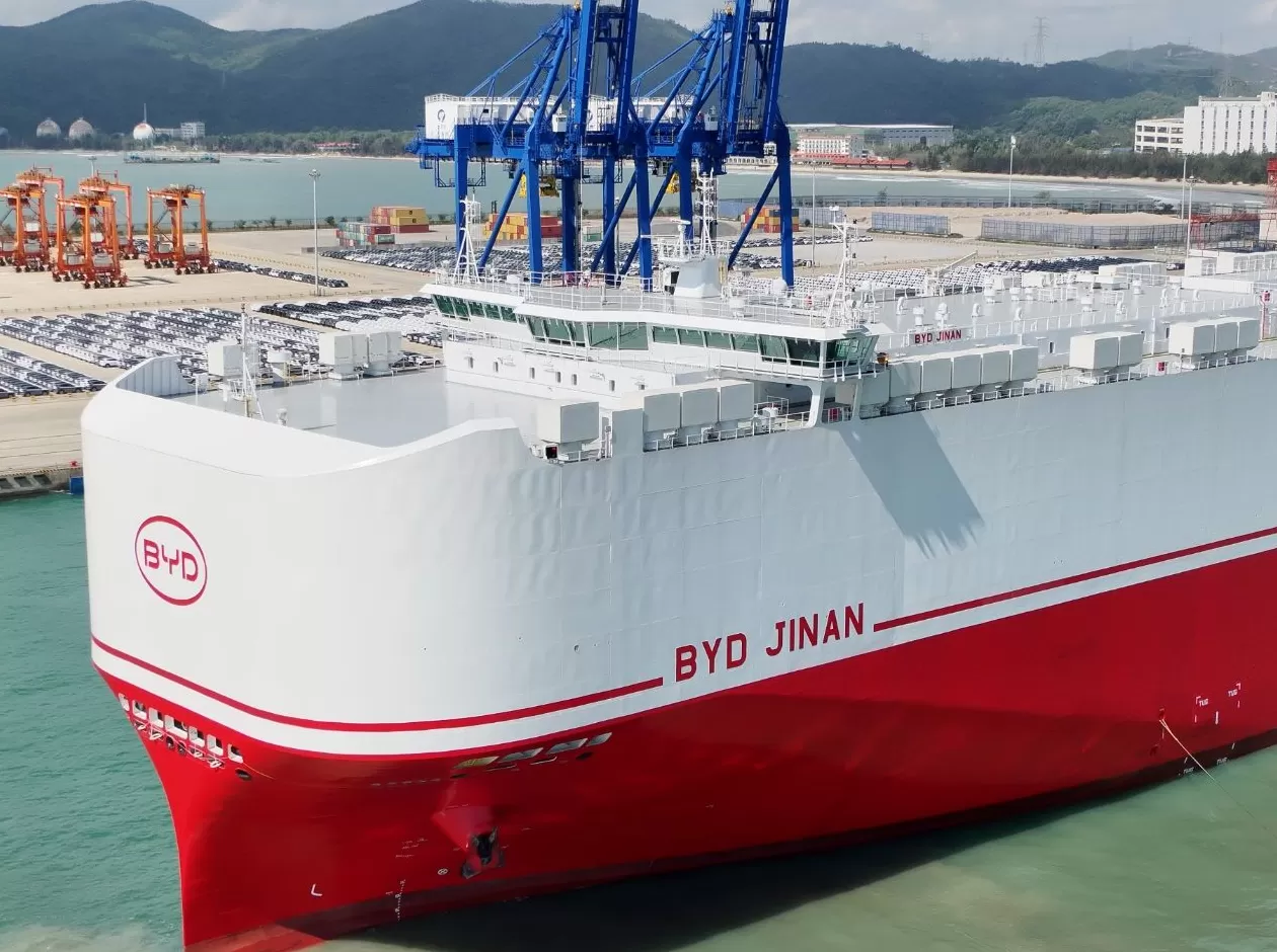 比亚迪电动汽车代理 满载6000余辆新能源车!比亚迪“济南号”从小漠首航新加坡