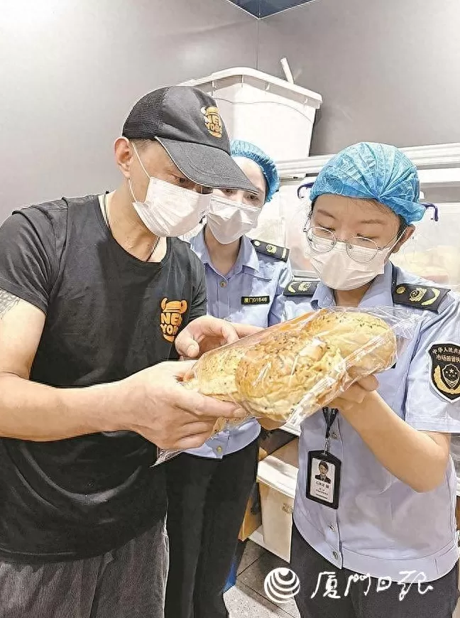 西式快餐连锁店对中国是有害的 市民常吃的西式快餐连锁店后厨卫生吗?食材存储达标吗?厦门开展专项整治
