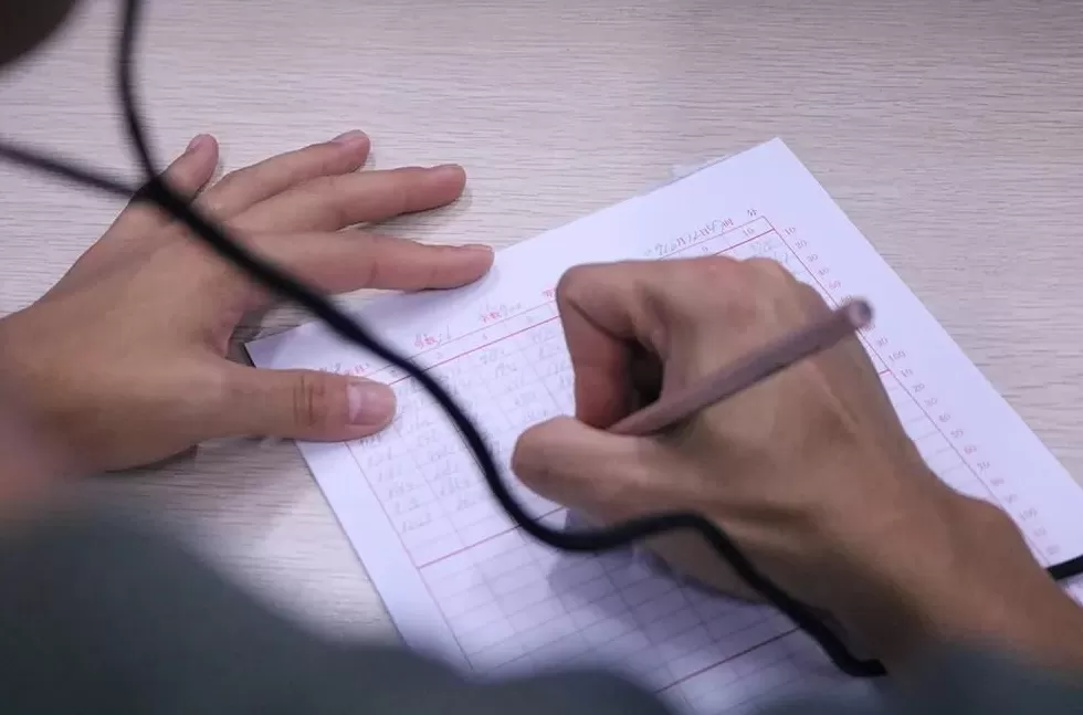 我要玩疯狂抄报 “写字机器人”悄然流行:家长吐槽,教育界担忧