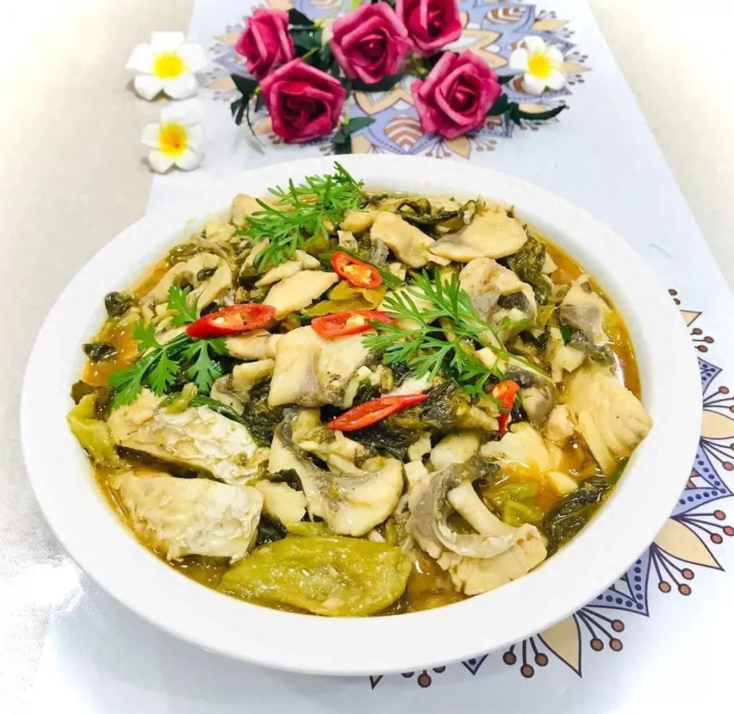酸菜鱼好评50字 酸菜鱼：酸爽开胃，和饭店做的一样好吃