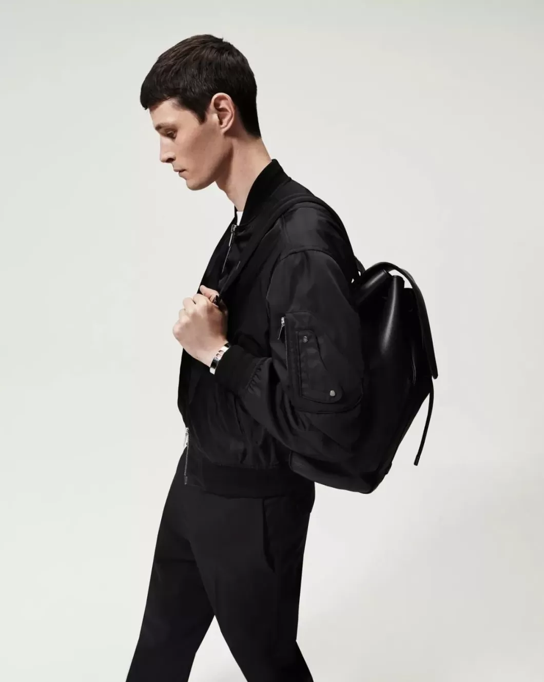 迪奥官网店男装 简约不显简单的 Dior 男装,在不断地精进与进化