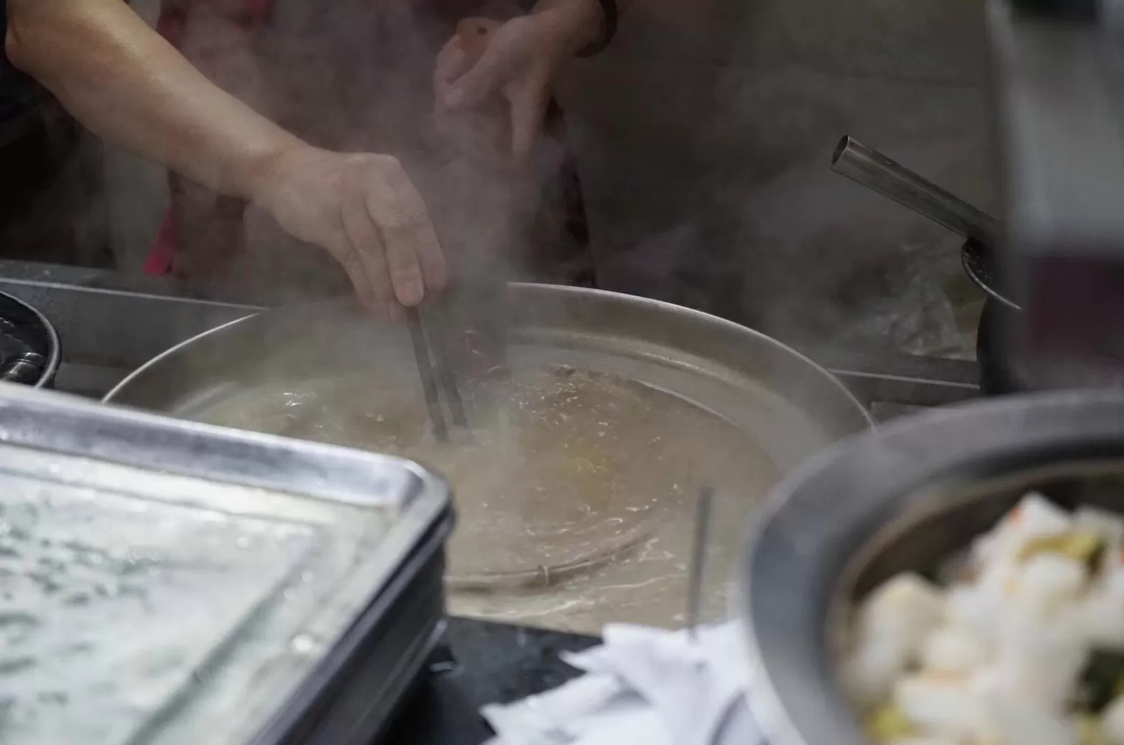 顺溜刀削面西红柿卤做法 “老巷烟火繁华”系列报道12 顺溜削面: 一口香滑 满心欢喜