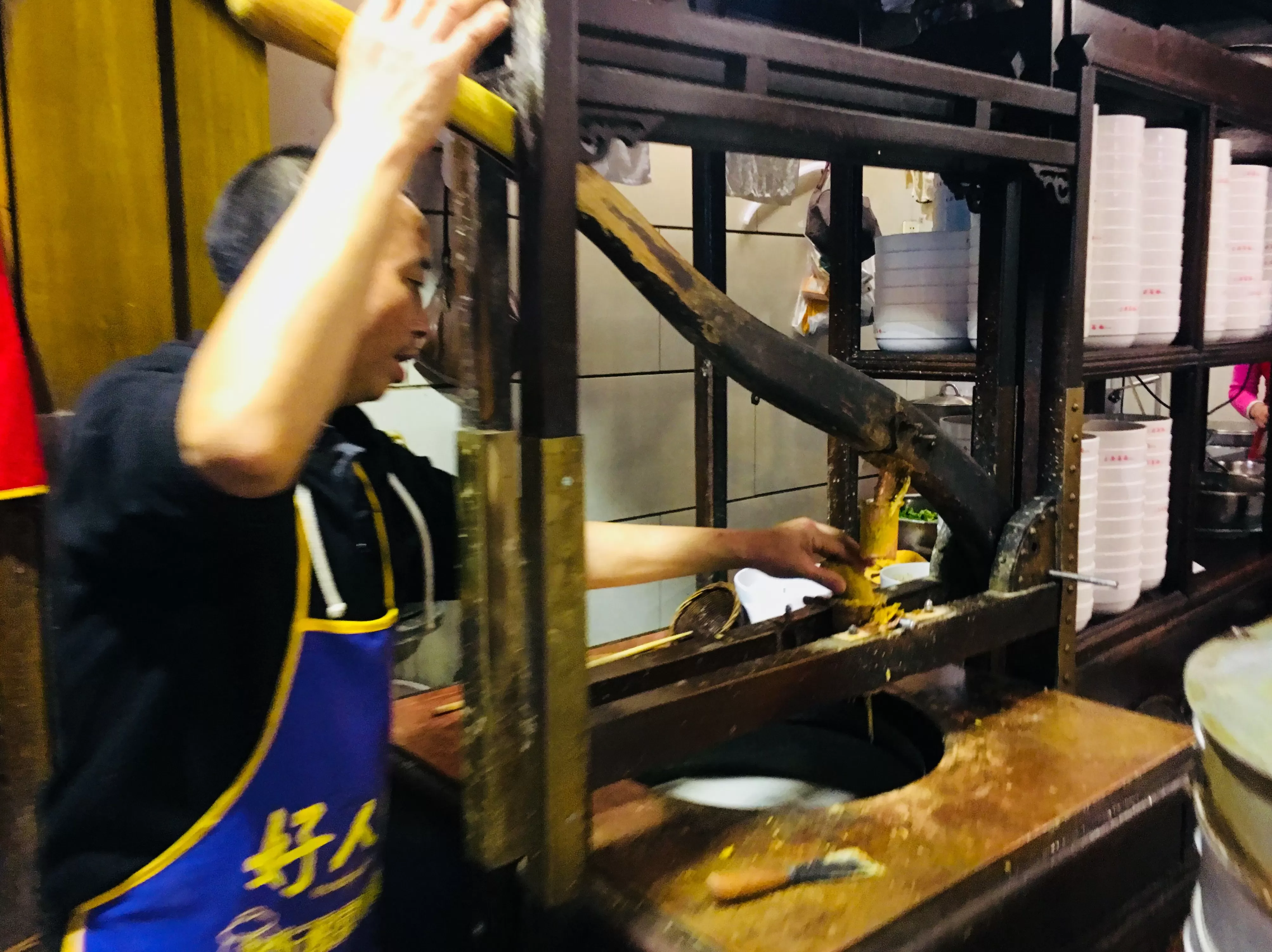 顺溜刀削面西红柿卤做法 “老巷烟火繁华”系列报道12 顺溜削面: 一口香滑 满心欢喜