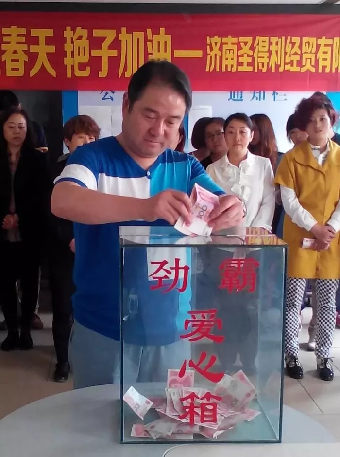 劲霸男装代理 苍南籍老板摆地摊起家 现在要打造小镇了