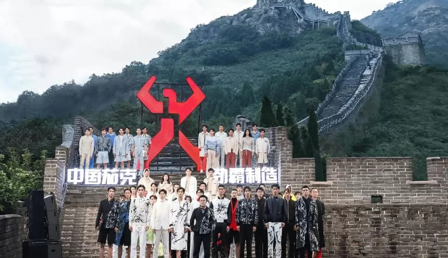 劲霸男装代理 苍南籍老板摆地摊起家 现在要打造小镇了