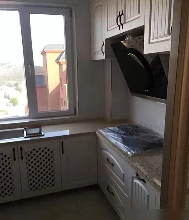 装修电视背景墙多少钱 老婆砸15万装修,客厅电视背景墙难看的要命,和邻居家没法比!