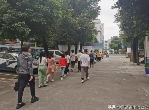 hj男装代理 营收靠加盟,生产靠代工,潮宏基“带病”冲刺H股?