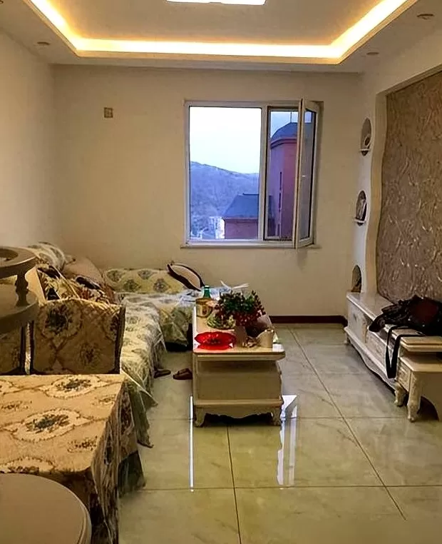 做电视背景墙要多少钱 老婆砸15万装修,客厅电视背景墙难看的要命,和邻居家没法比!