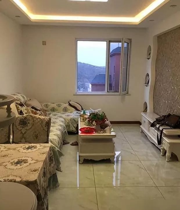 做电视背景墙要多少钱 老婆砸15万装修,客厅电视背景墙难看的要命,和邻居家没法比!