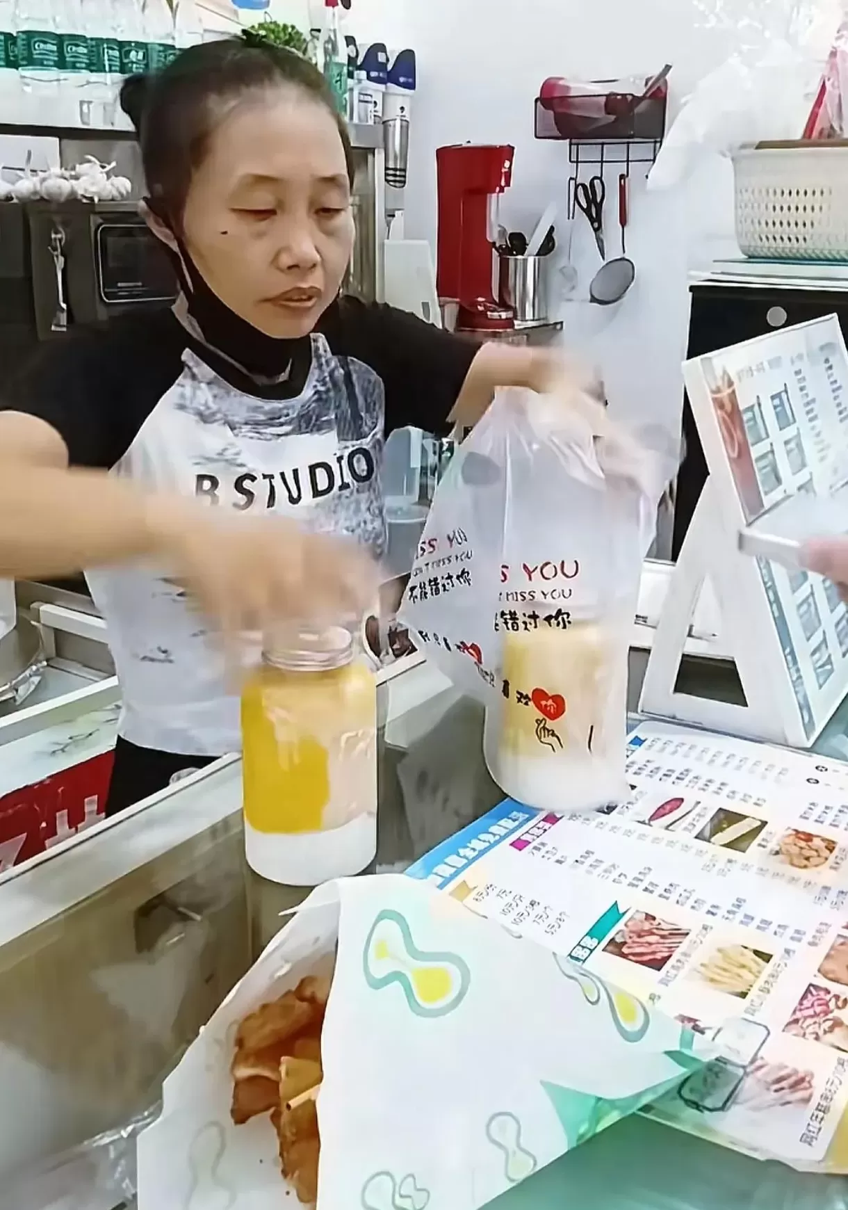有个奶茶店用芒果饮品做招牌 这位奶茶店老板火了,价格便宜,奶茶零添加!网友强制全国连锁