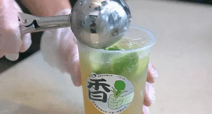 饮品店的冷饮杯尺寸 为什么茶饮店的冰块形状不一样?