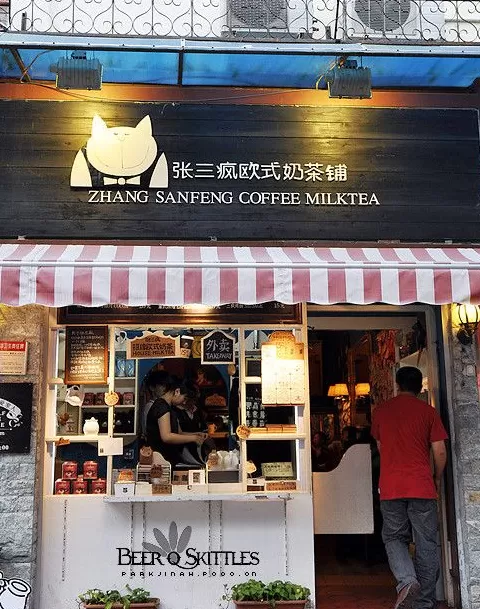 饮品店门头图片 「奶茶咖啡店门头实景」有料又有趣,抓取年轻消费者注意力