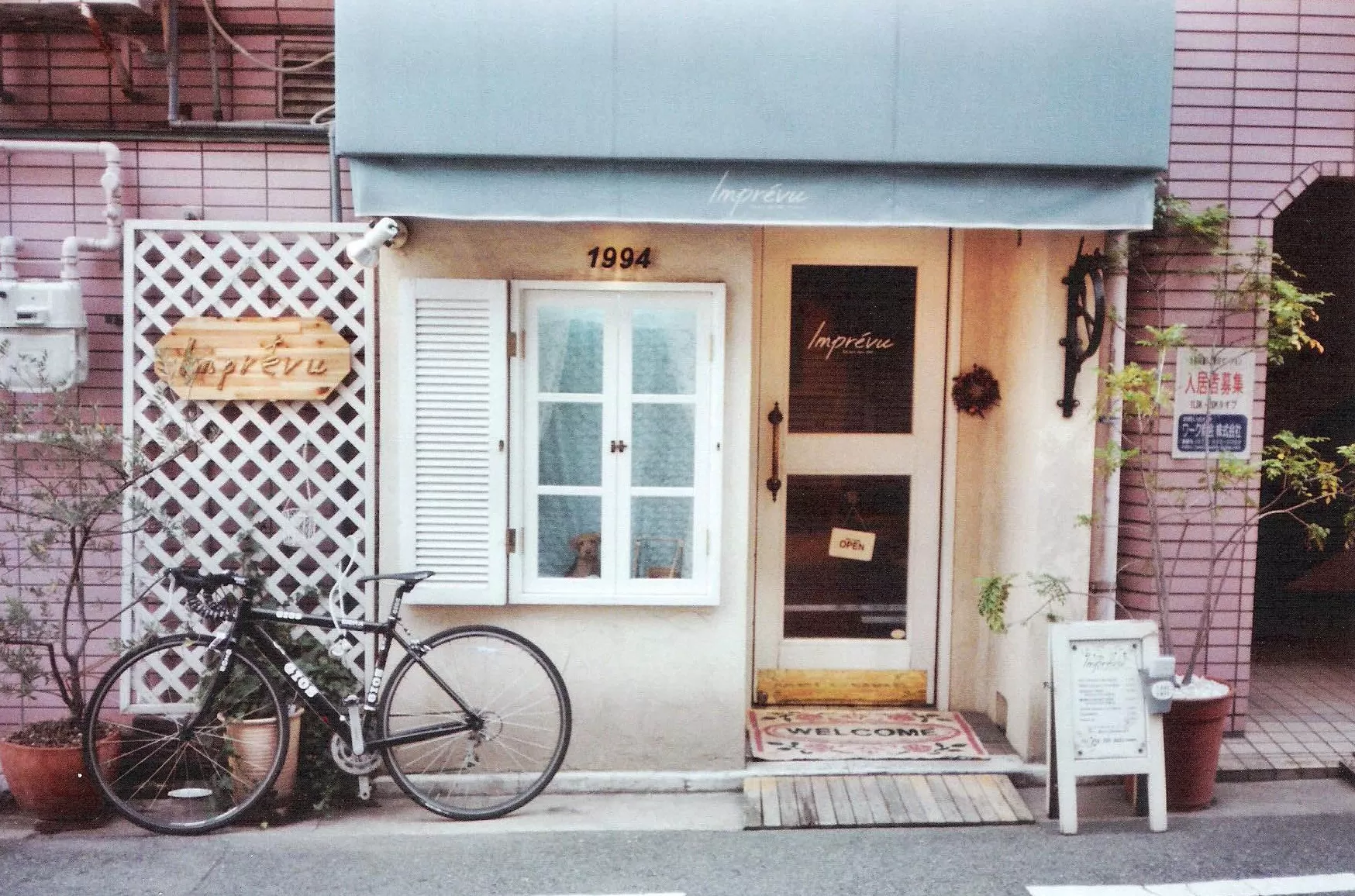 饮品店门头图片 「奶茶咖啡店门头实景」有料又有趣,抓取年轻消费者注意力