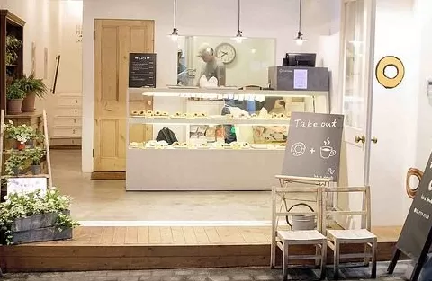 饮品店门头图片 「奶茶咖啡店门头实景」有料又有趣,抓取年轻消费者注意力