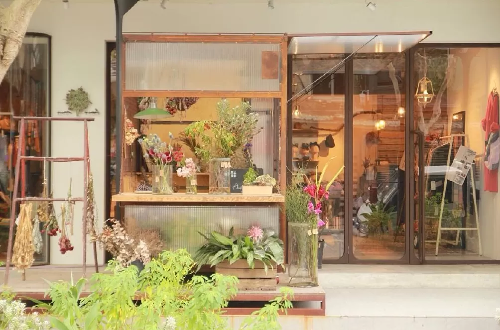 饮品店门头图片 「奶茶咖啡店门头实景」有料又有趣,抓取年轻消费者注意力