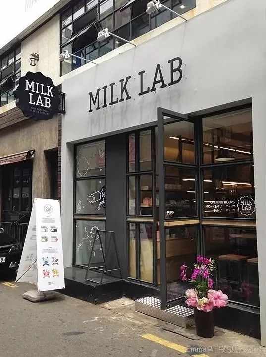 饮品店门头图片 「奶茶咖啡店门头实景」有料又有趣,抓取年轻消费者注意力