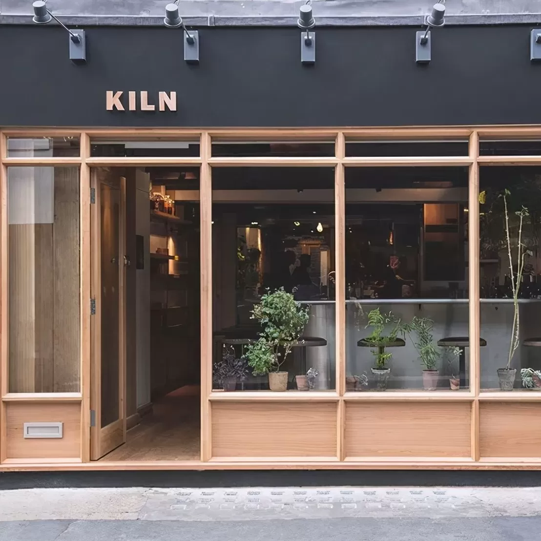 饮品店门头图片 「奶茶咖啡店门头实景」有料又有趣,抓取年轻消费者注意力