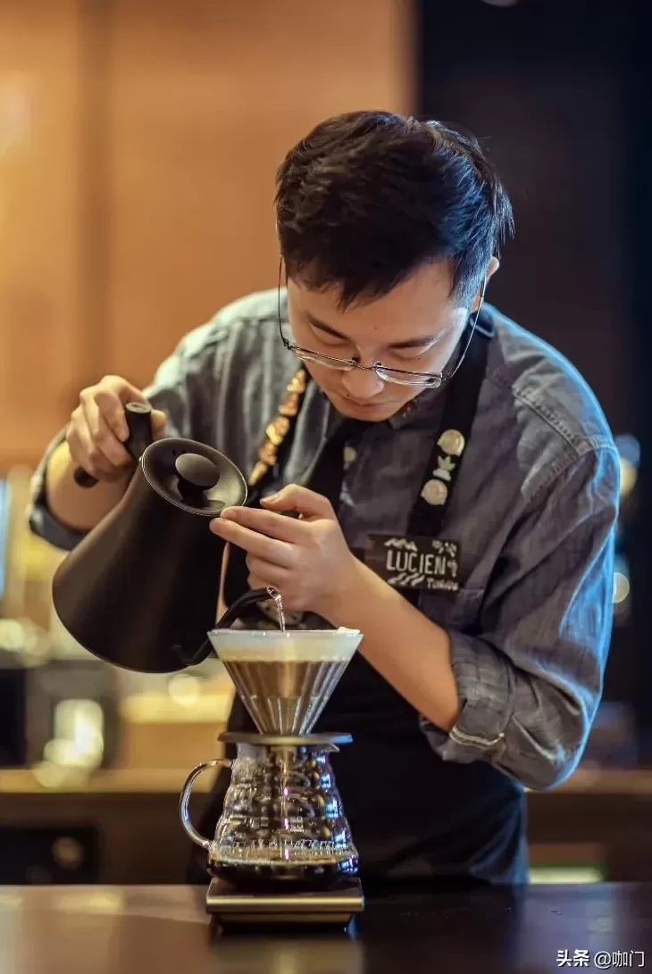 饮品店长工作经历 门店破5000家,15小时晋升1位店经理!星巴克是怎么培养人的?