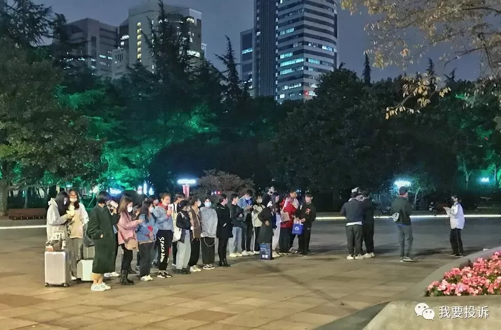 饮品店怎么雇人 排队4小时,才给40元!“网红奶茶店”雇人内幕曝光,竟然不是为了拉顾客?