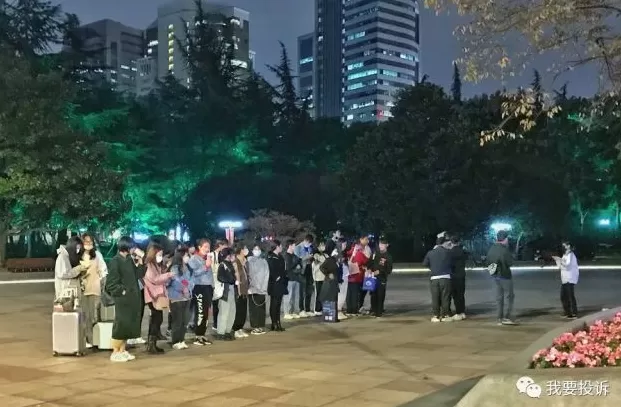 饮品店怎么雇人 排队4小时,才给40元!“网红奶茶店”雇人内幕曝光,竟然不是为了拉顾客?