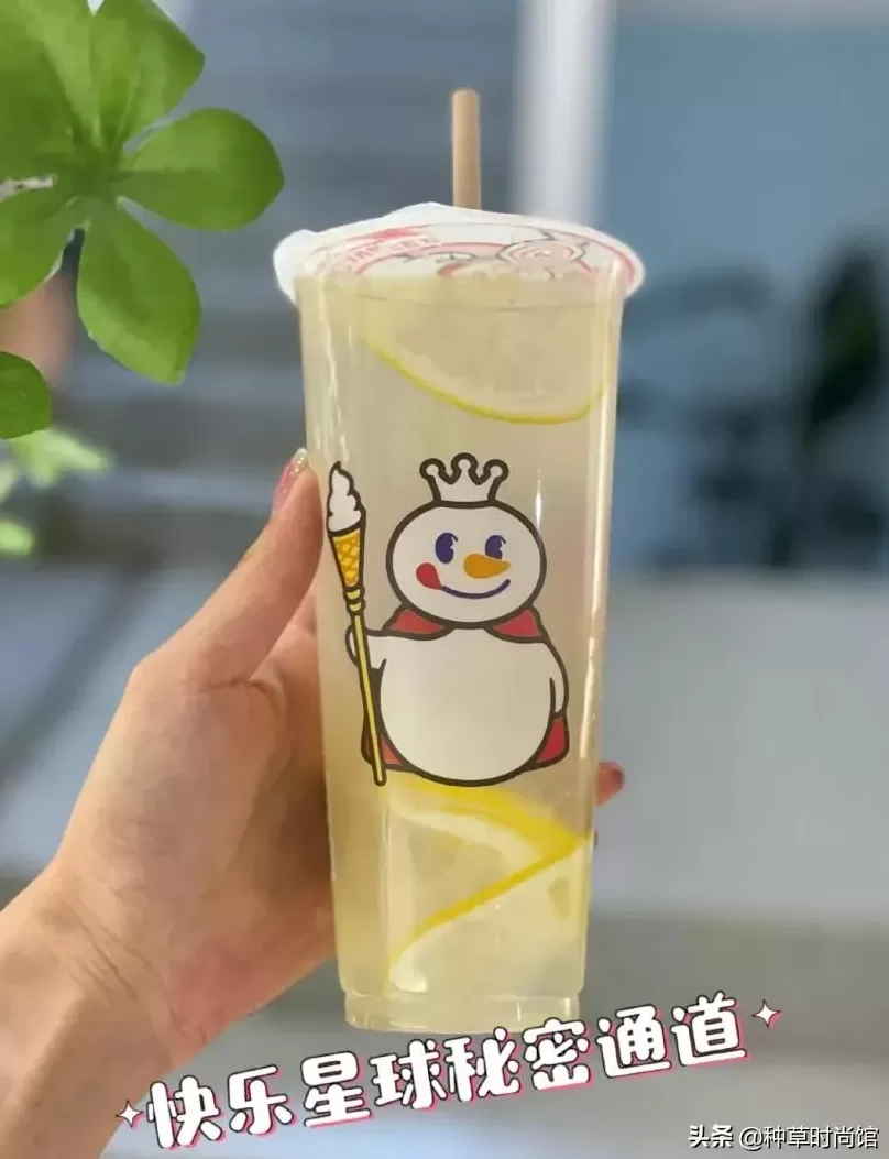 蜜雪冰城的草莓摇摇奶昔好喝吗 蜜雪冰城红黑榜来了,这几款上头冷饮你喝过了吗?