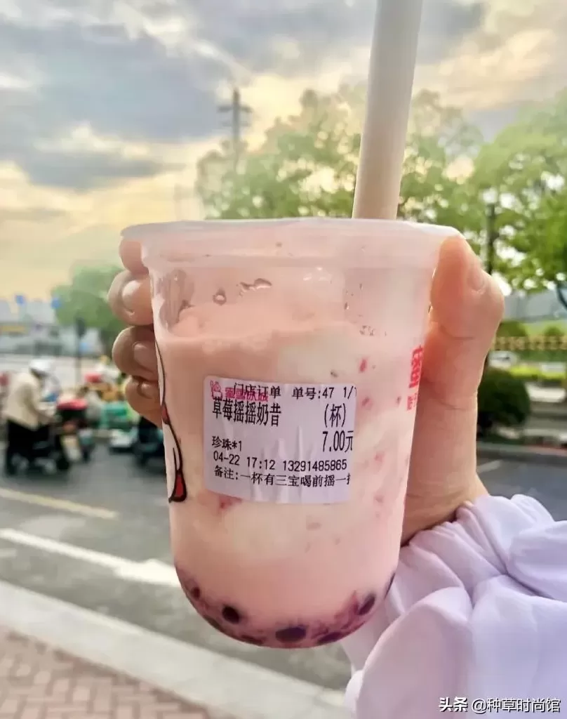 蜜雪冰城的草莓摇摇奶昔好喝吗 蜜雪冰城红黑榜来了,这几款上头冷饮你喝过了吗?