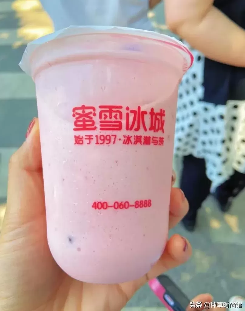 蜜雪冰城的草莓摇摇奶昔好喝吗 蜜雪冰城红黑榜来了,这几款上头冷饮你喝过了吗?