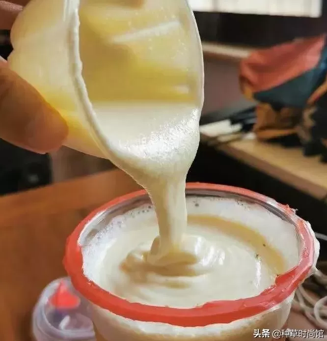蜜雪冰城的草莓摇摇奶昔好喝吗 蜜雪冰城红黑榜来了,这几款上头冷饮你喝过了吗?