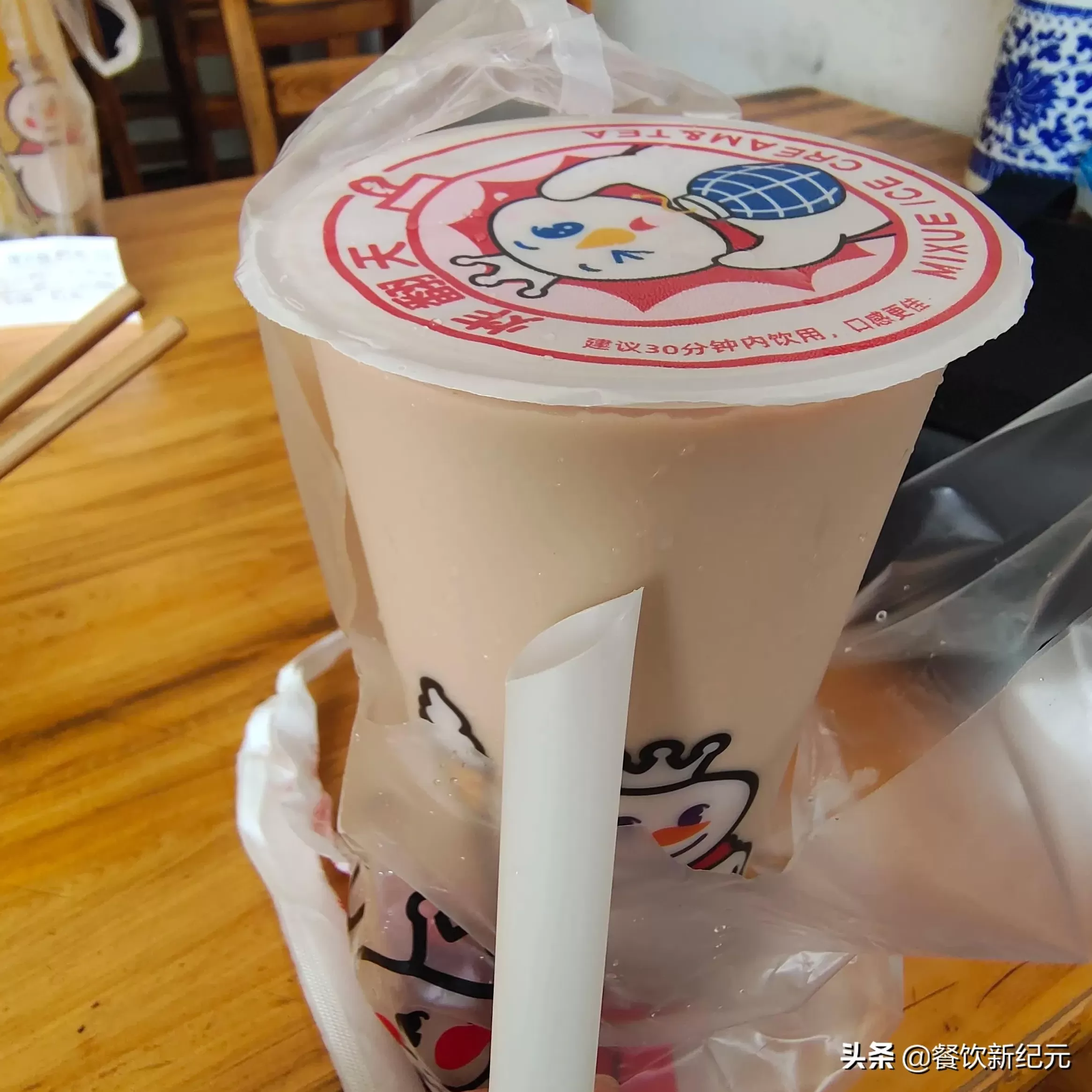 蜜雪冰城的草莓摇摇奶昔好喝吗 蜜雪冰城红黑榜来了,这几款上头冷饮你喝过了吗?