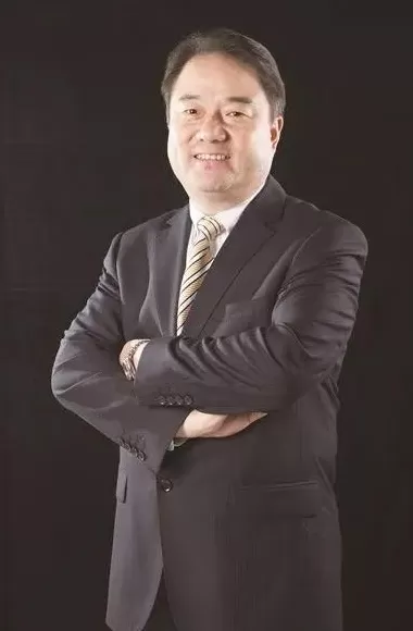 劲霸男装代理 苍南籍老板摆地摊起家 现在要打造小镇了