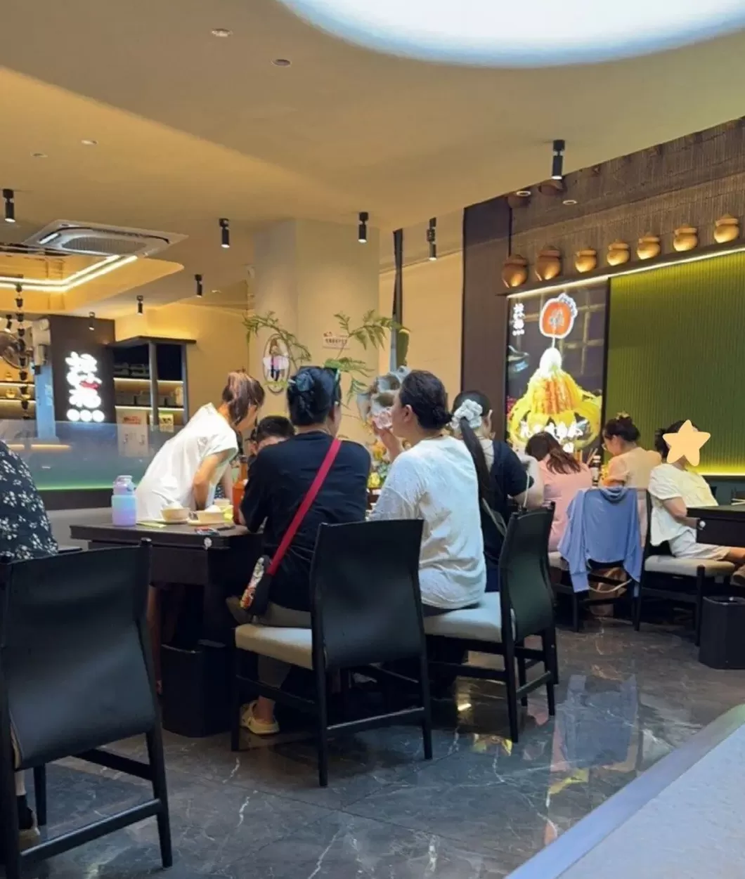 饮品店平面布局图 卷不卷,云南高中地理这道题,看奶茶店布局,回答6-9题,你会吗