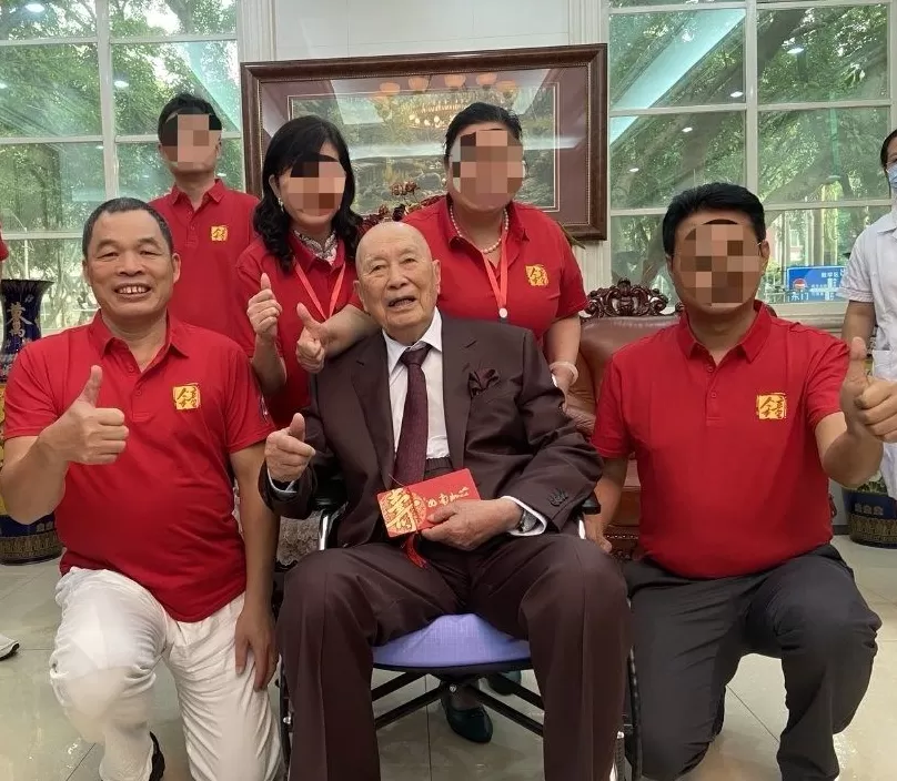 微信卖男装代理 百岁院士声明“蹭合影”背后:双方交涉长达一年,均称付诸法律