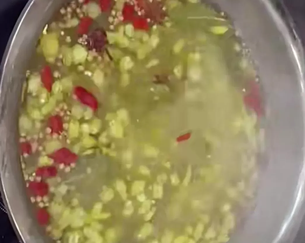 济南湘君府调料代理 王阿姨靠这万能泡菜汁,摆摊卖泡菜和凤爪,忙到收摊晚!
