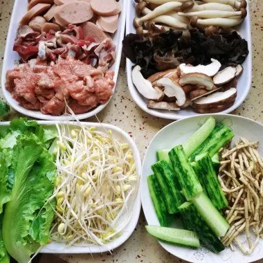 火锅店饮品展示黄瓜 做好夏天的小火锅“冒菜”,有色有香又有味