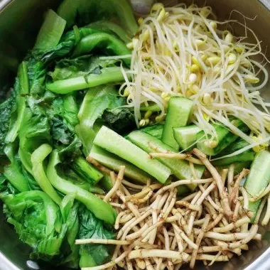 火锅店饮品展示黄瓜 做好夏天的小火锅“冒菜”,有色有香又有味