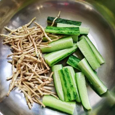 火锅店饮品展示黄瓜 做好夏天的小火锅“冒菜”,有色有香又有味