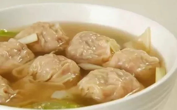 疯狂抄手里的芹菜 夜雨丨陈利民：鲜抄手的味道