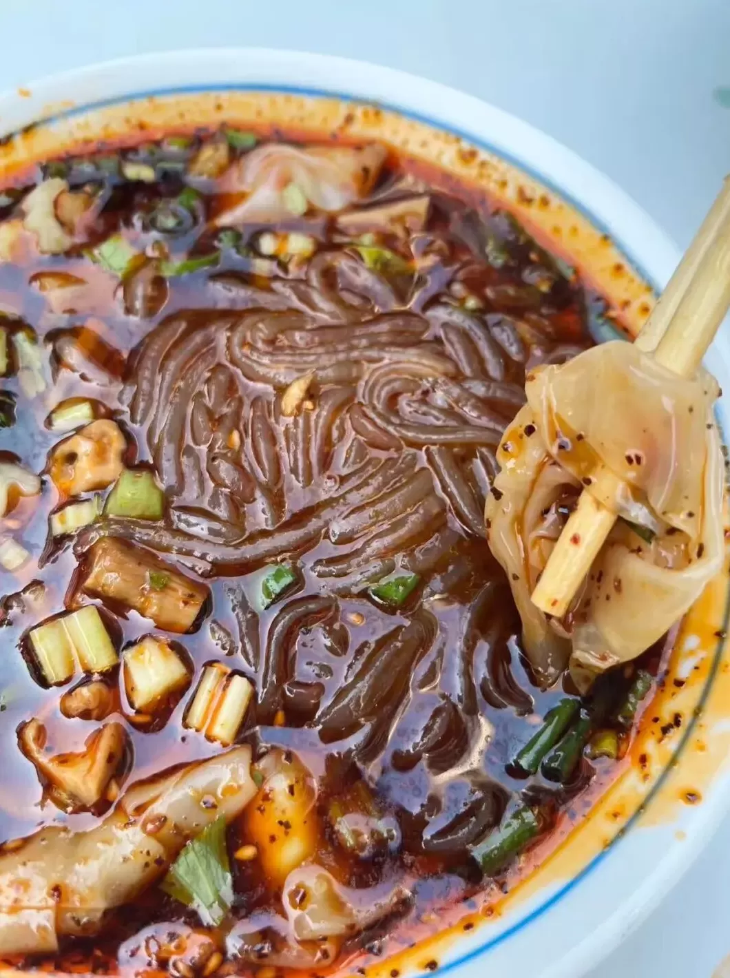 疯狂抄手里的芹菜 夜雨丨陈利民:鲜抄手的味道